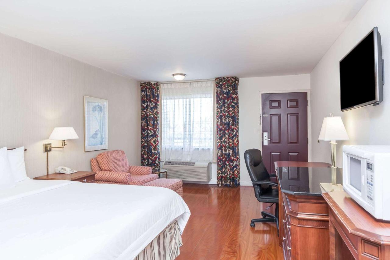 King Room - Non-Smoking at Days Inn & Suites by Wyndham Sunnyvale