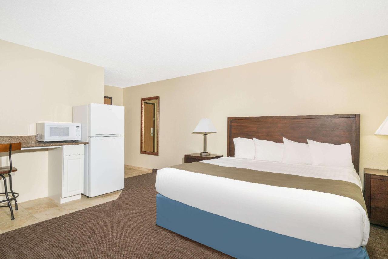 | Days Inn & Suites by Wyndham Baxter Brainerd Area