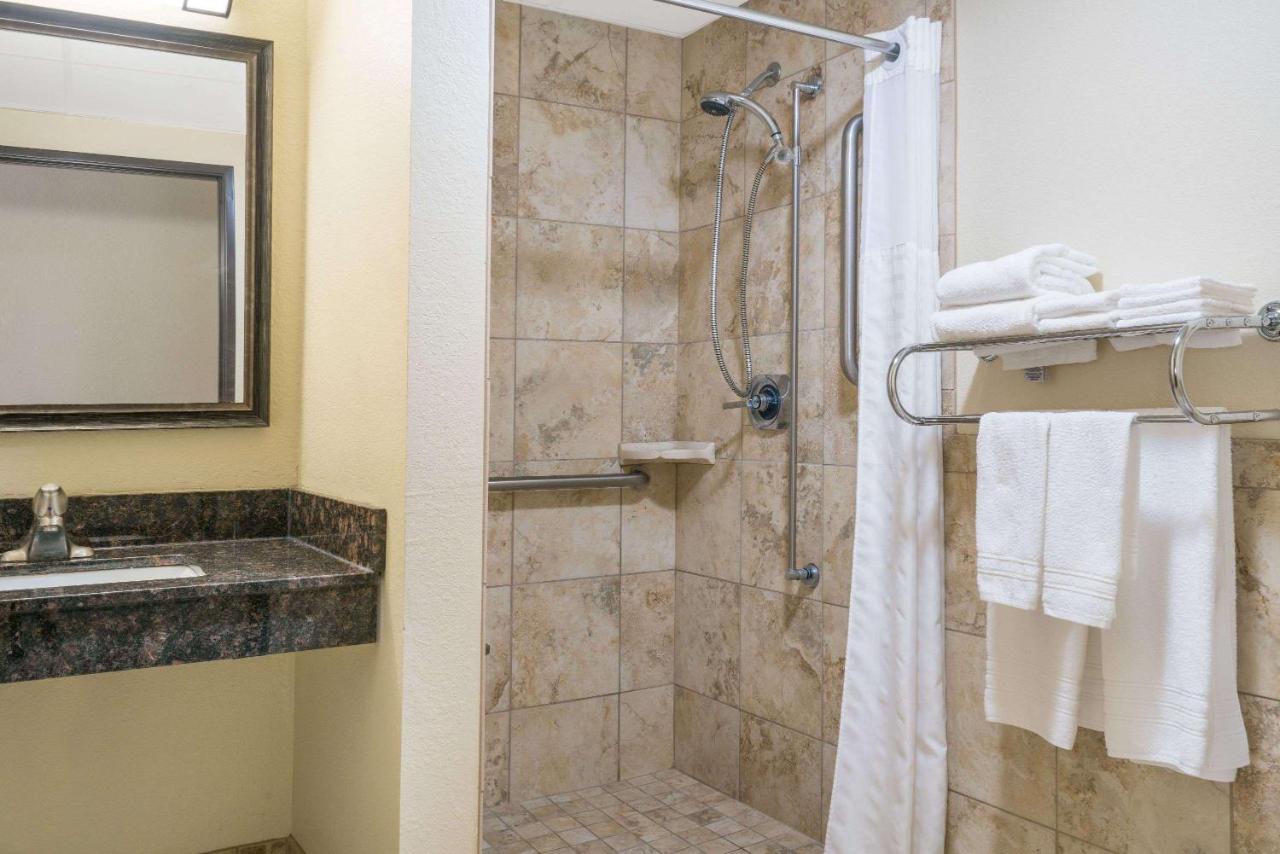 | Days Inn & Suites by Wyndham Baxter Brainerd Area