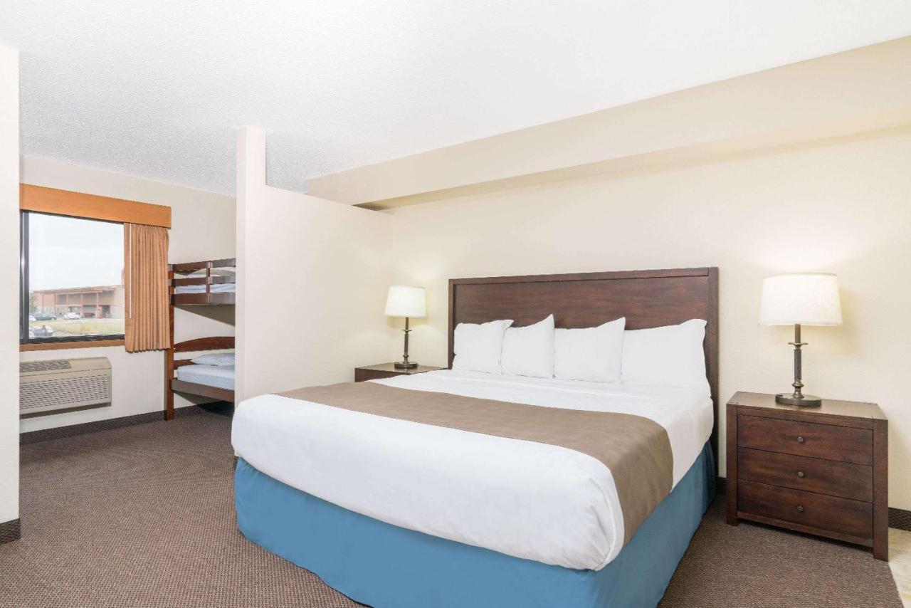 | Days Inn & Suites by Wyndham Baxter Brainerd Area