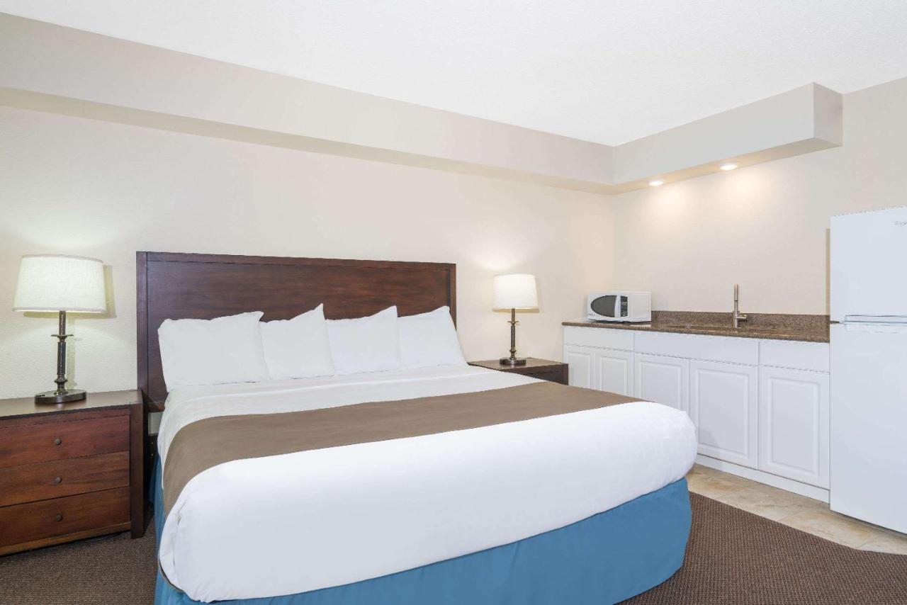 | Days Inn & Suites by Wyndham Baxter Brainerd Area