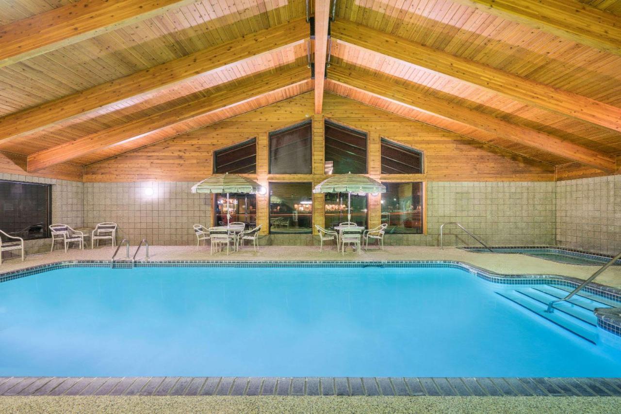| Days Inn & Suites by Wyndham Baxter Brainerd Area
