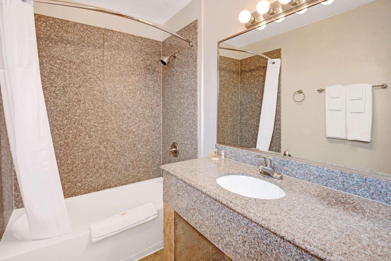 | Days Inn by Wyndham Albuquerque Downtown