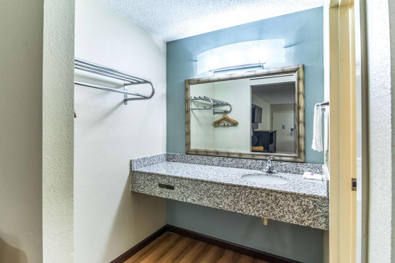 | Motel 6-Kenly, NC