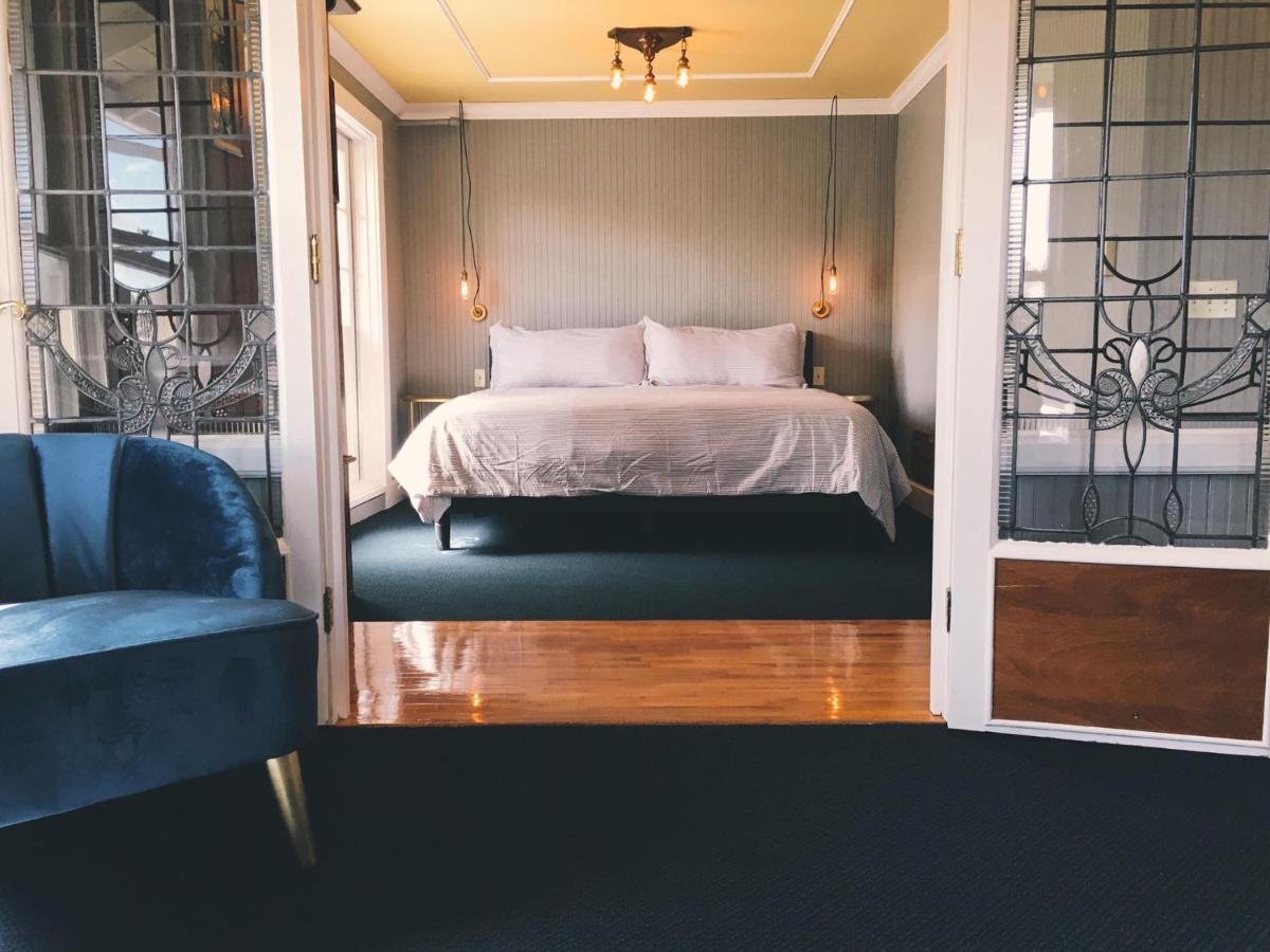 | Shelburne Hotel