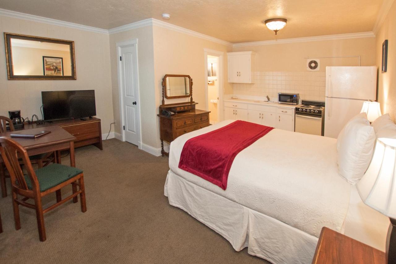 Queen Room with Kitchenette at Auld Holland Inn