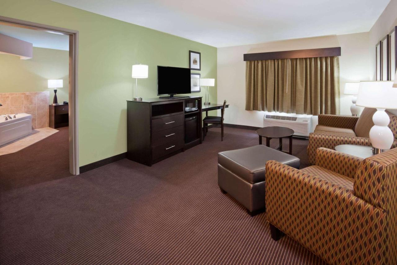 | AmericInn by Wyndham DeWitt