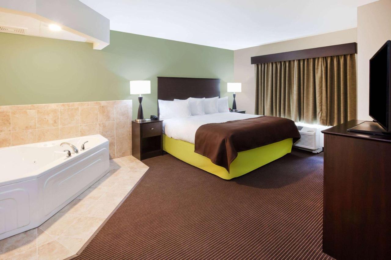 | AmericInn by Wyndham DeWitt