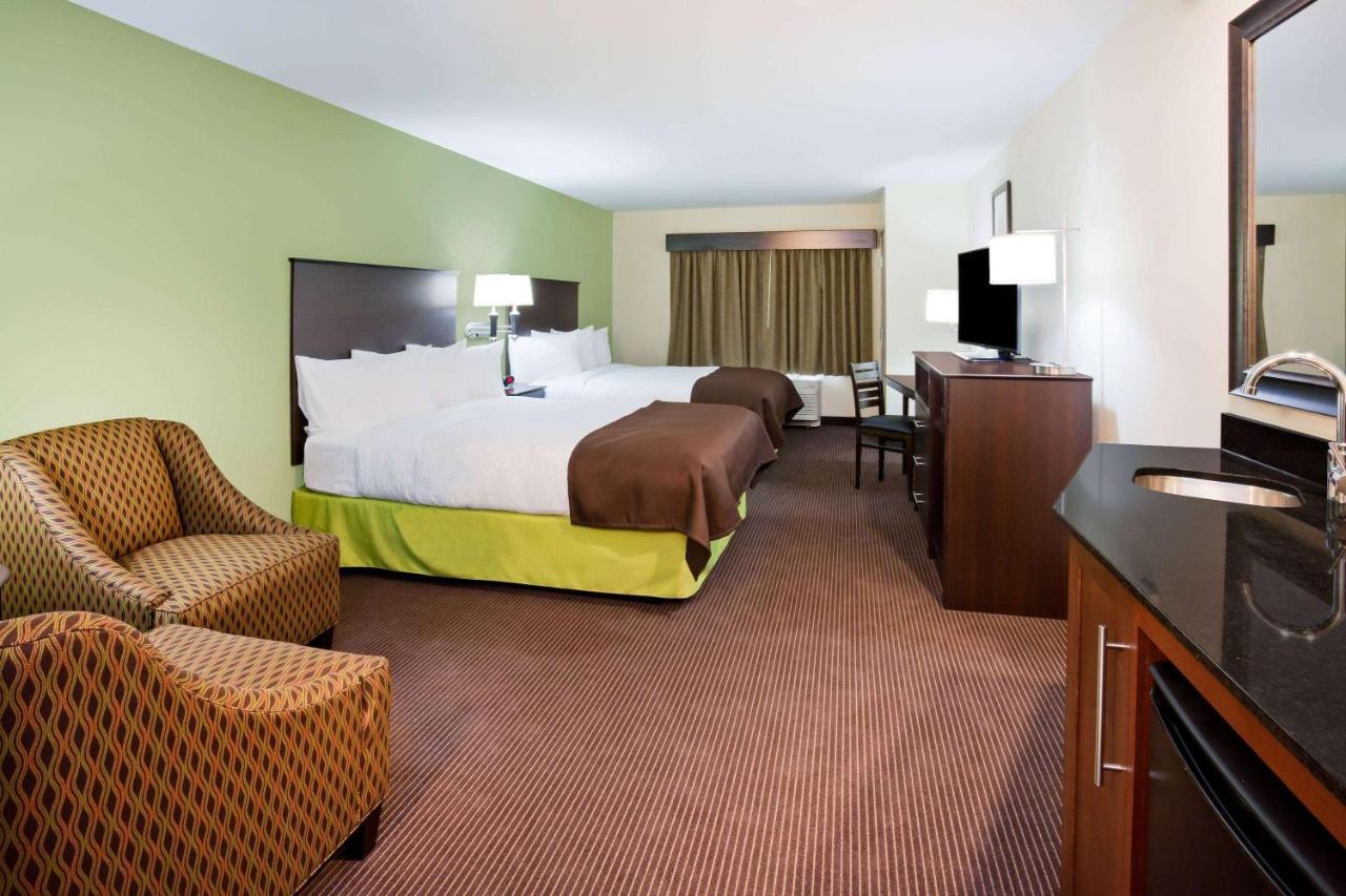 | AmericInn by Wyndham DeWitt