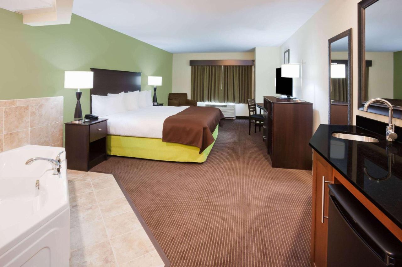 | AmericInn by Wyndham DeWitt