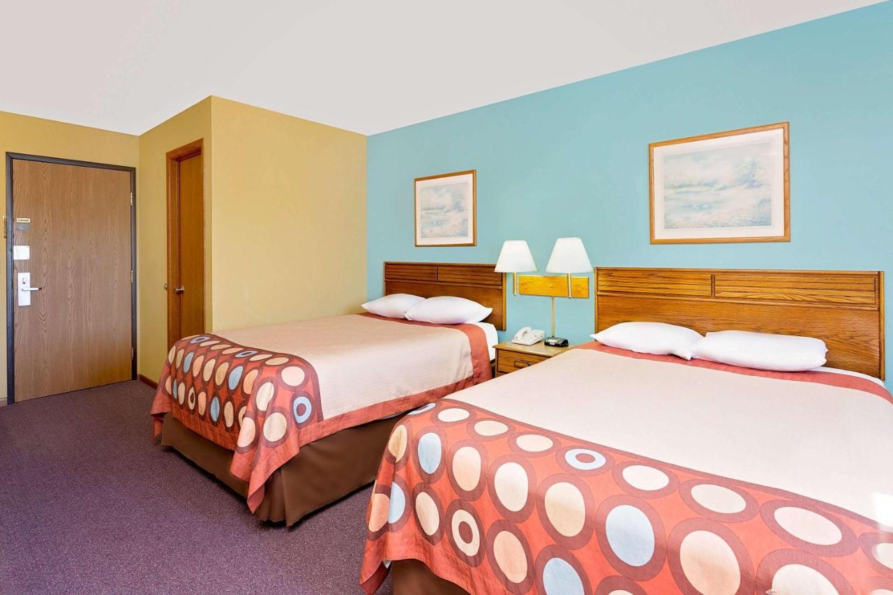 | Super 8 by Wyndham Dyersville