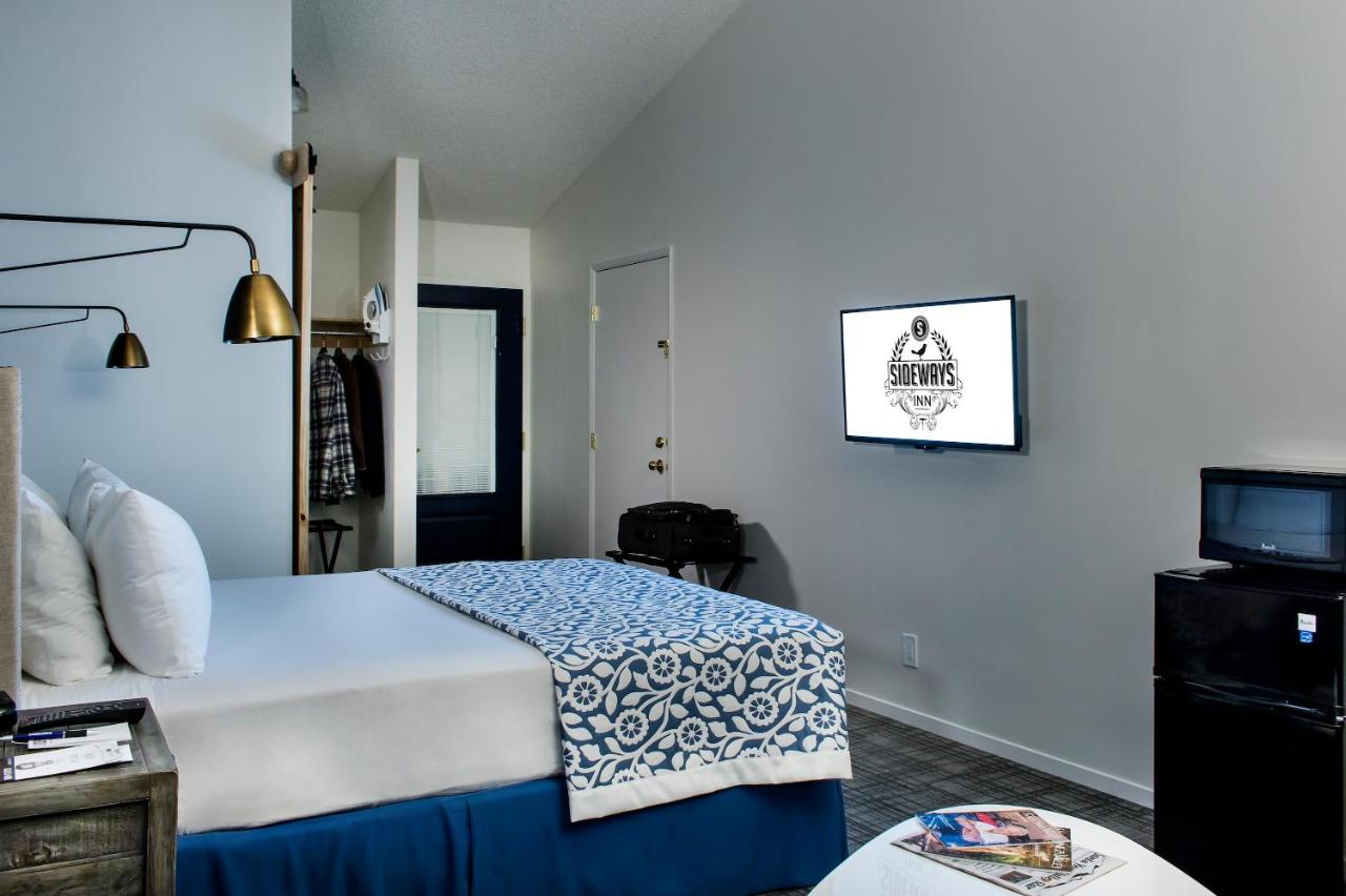 Deluxe Queen Room with Balcony at Sideways Inn