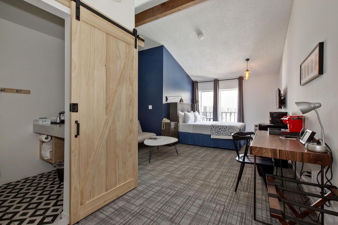 Deluxe Queen Room with Balcony at Sideways Inn
