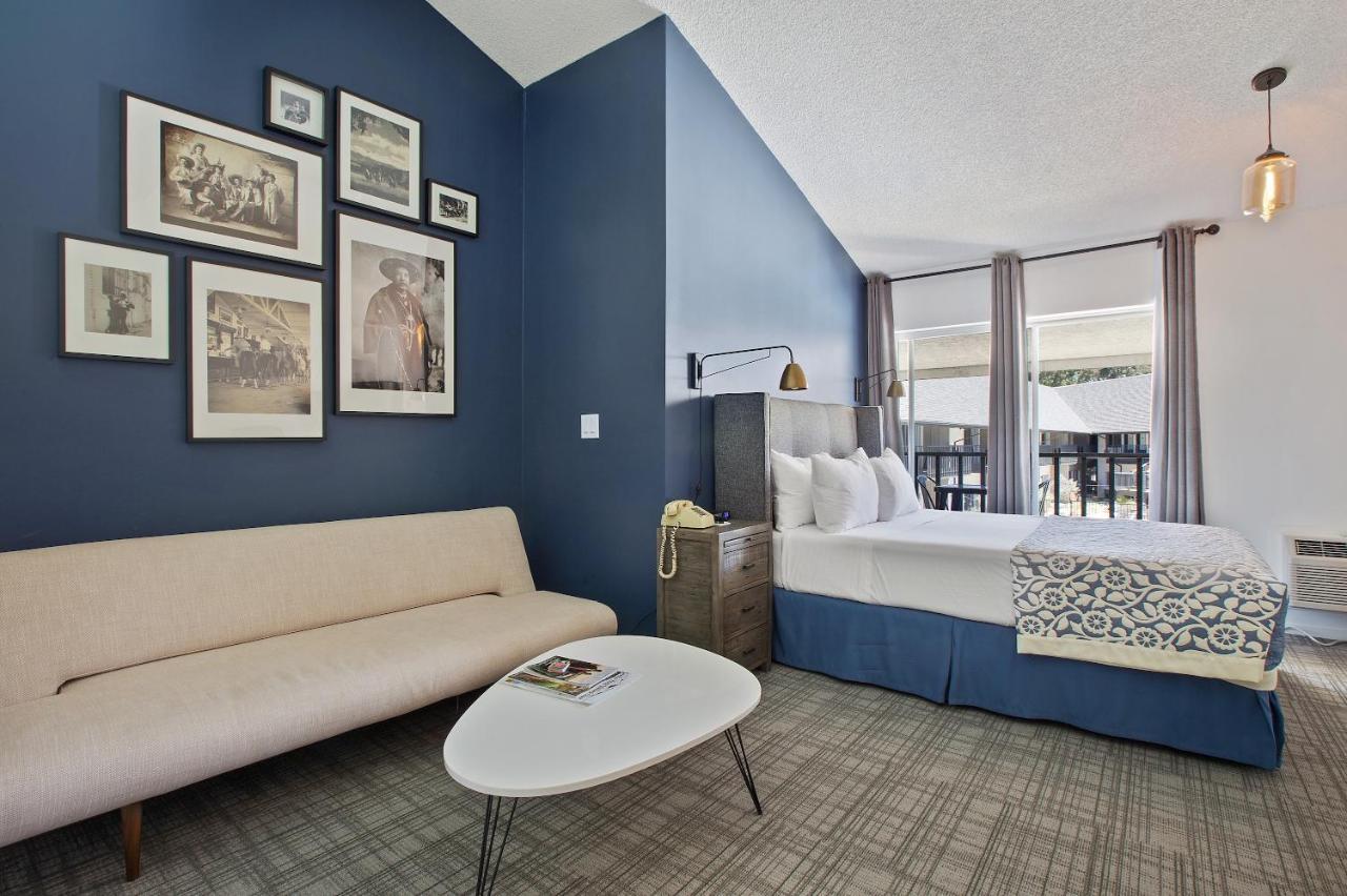 Deluxe Queen Room with Balcony at Sideways Inn