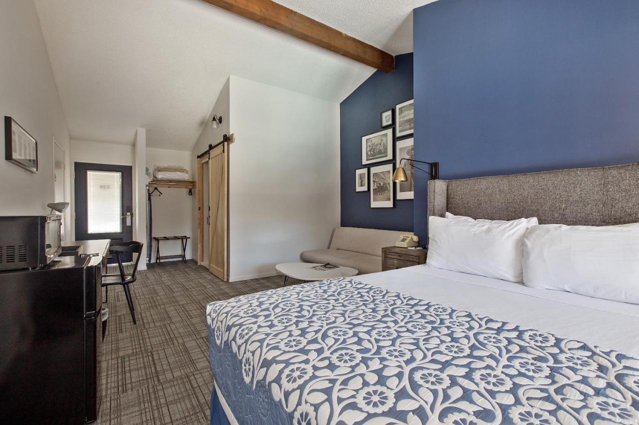 Deluxe Queen Room with Balcony at Sideways Inn