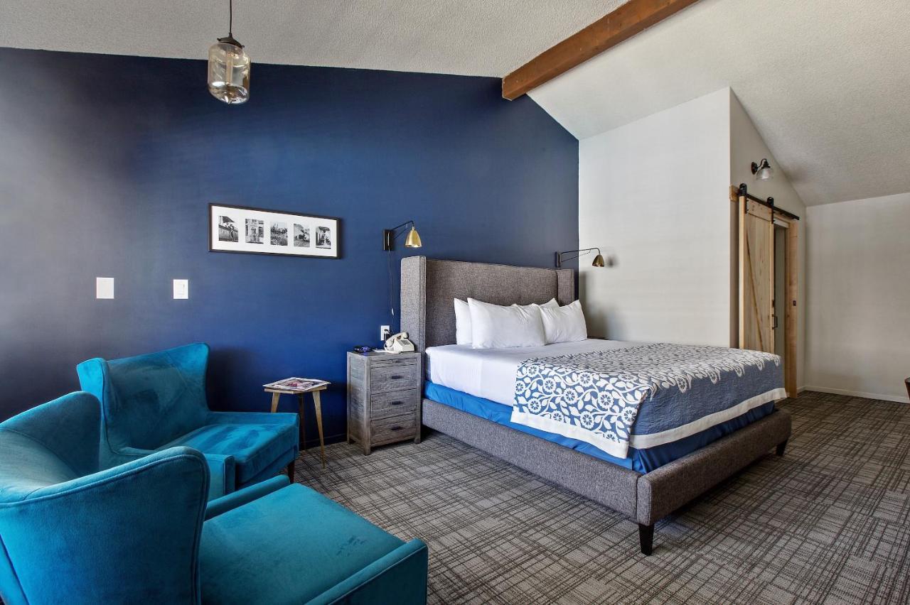 Standard King Room at Sideways Inn