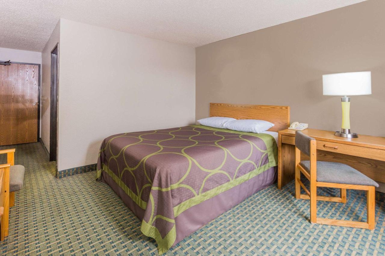 | Super 8 by Wyndham St. Charles