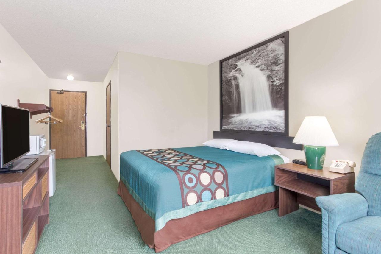 Queen Room - Non-Smoking at Super 8 by Wyndham Reedsburg