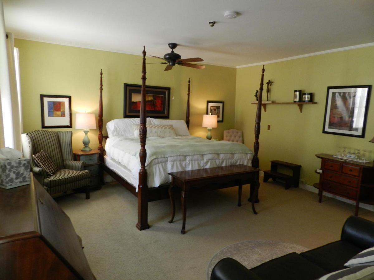 | Waybury Inn