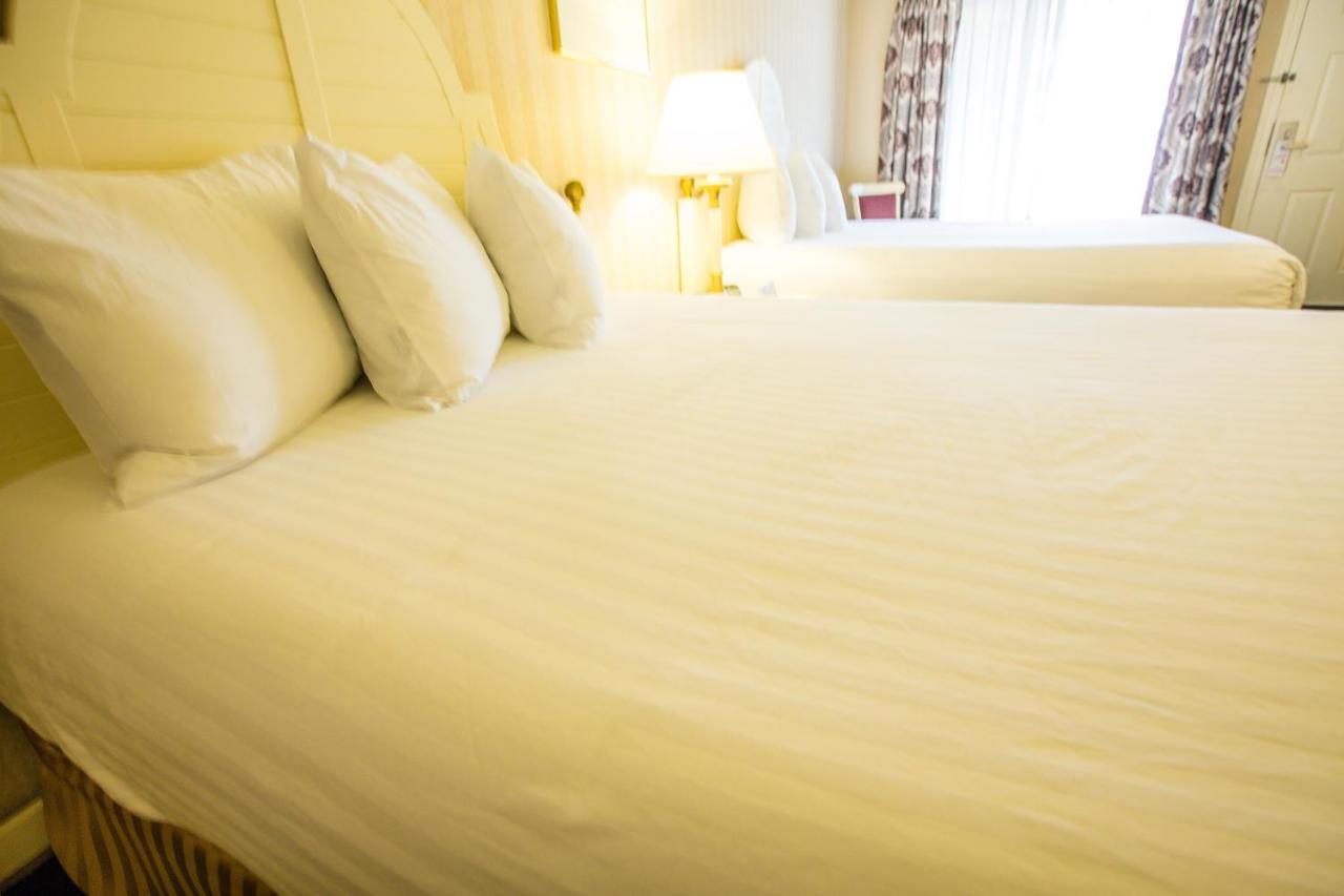 Queen Room with Two Queen Beds - Non-Smoking at Anaheim Carriage Inn