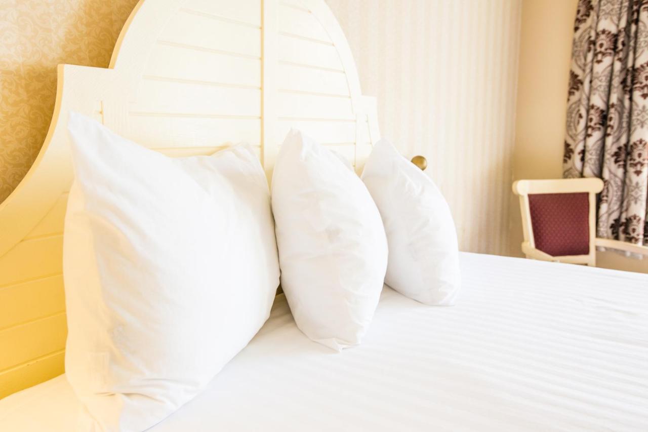 Queen Room with Two Queen Beds - Non-Smoking at Anaheim Carriage Inn