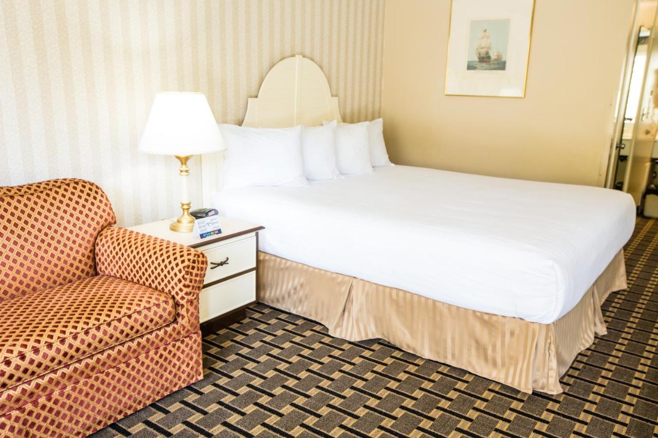 King Room with Spa Bath - Non-Smoking at Anaheim Carriage Inn