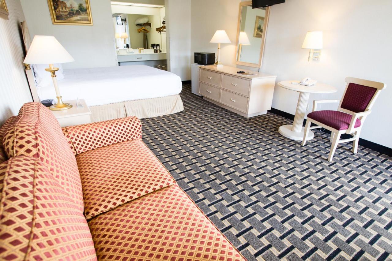 King Room - Non-Smoking at Anaheim Carriage Inn