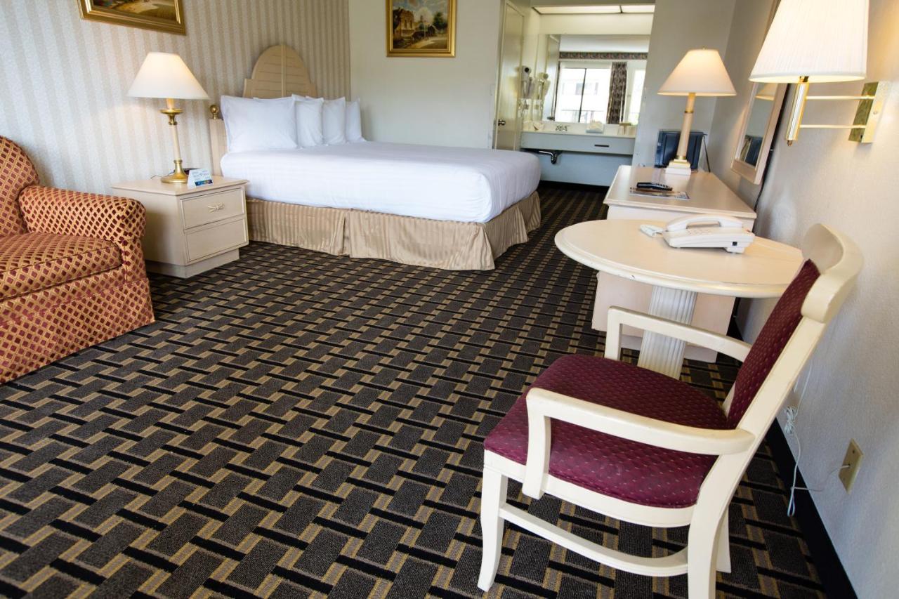 King Room - Non-Smoking at Anaheim Carriage Inn