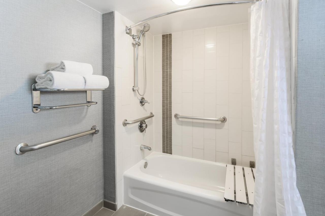 Ada King Tub at Hyatt Place Dallas/Grapevine