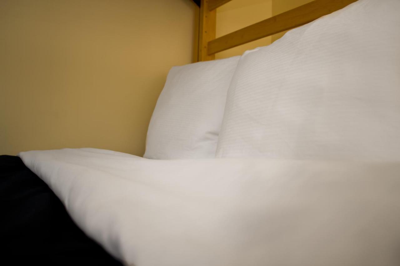 Double Bed Room with Shared Bathroom at HI Chicago Hostel