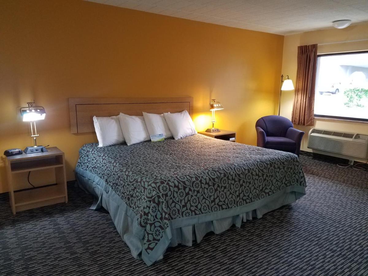 King Room - Non-Smoking at Days Inn by Wyndham Oak Ridge Knoxville