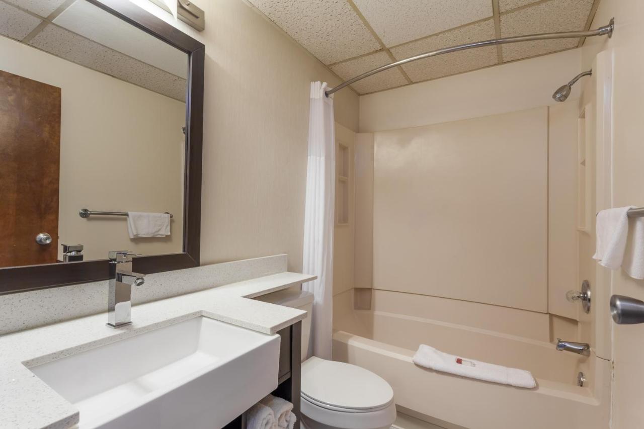 Deluxe Queen Room - Mobility Access/Non-Smoking at Days Inn & Suites by Wyndham Lancaster Amish Country