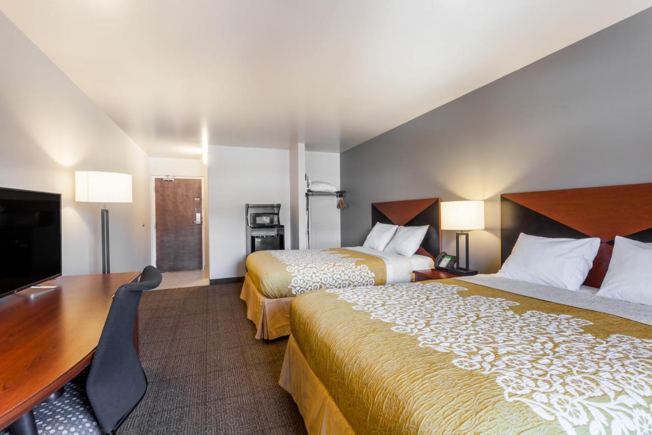 Deluxe Queen Room - Mobility Access/Non-Smoking at Days Inn & Suites by Wyndham Lancaster Amish Country