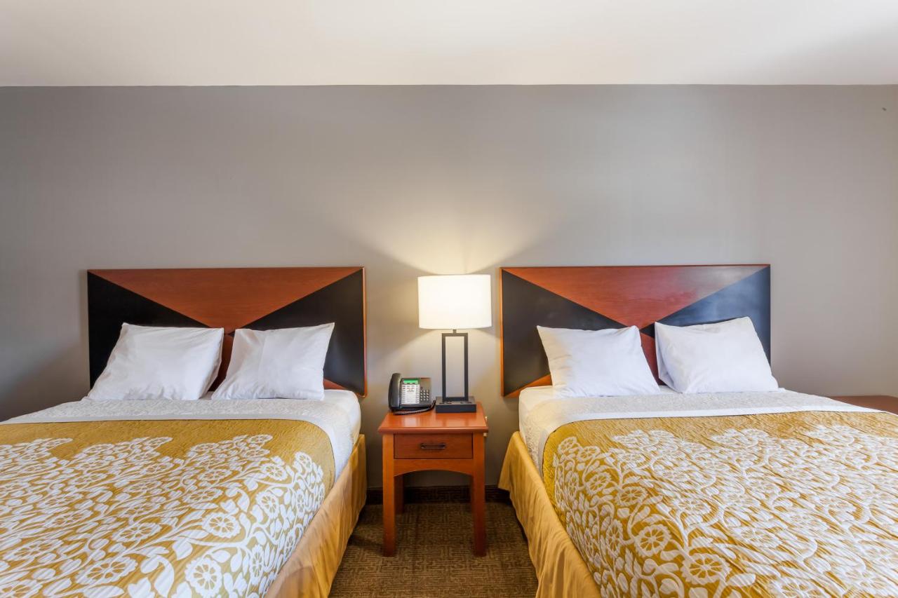 Deluxe Queen Room - Mobility Access/Non-Smoking at Days Inn & Suites by Wyndham Lancaster Amish Country