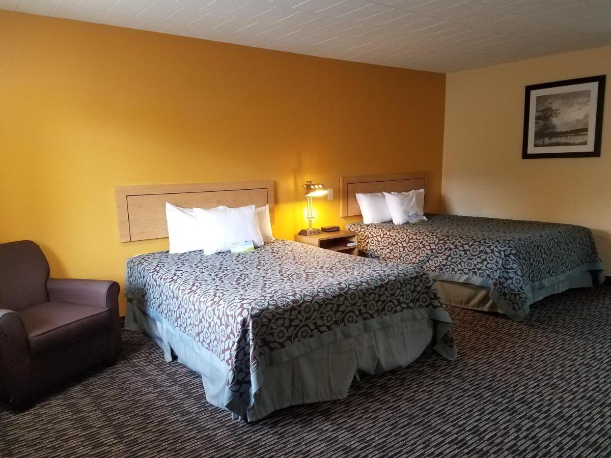 Queen Room with Two Queen Beds - Smoking at Days Inn by Wyndham Oak Ridge Knoxville