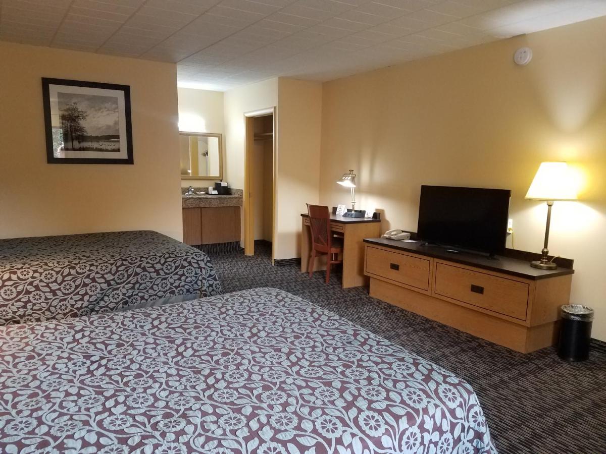 Queen Room with Two Queen Beds - Smoking at Days Inn by Wyndham Oak Ridge Knoxville