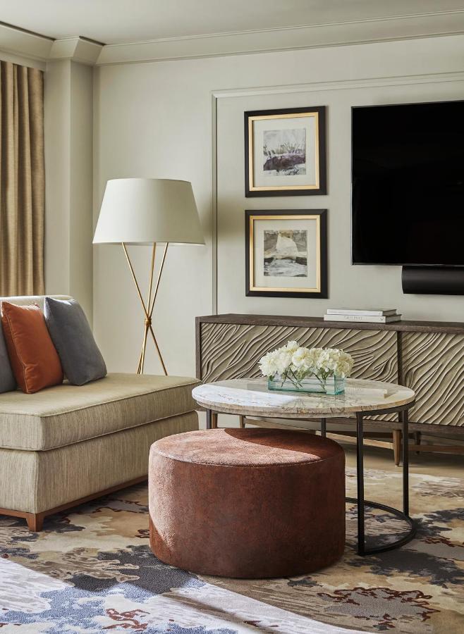 Deluxe King Room with Lake View at Four Seasons Hotel Austin