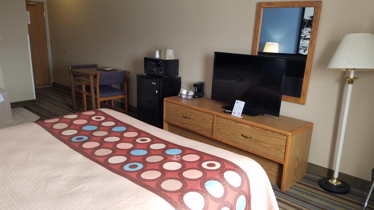 | Super 8 by Wyndham Pontoon Beach IL/St. Louis MO Area