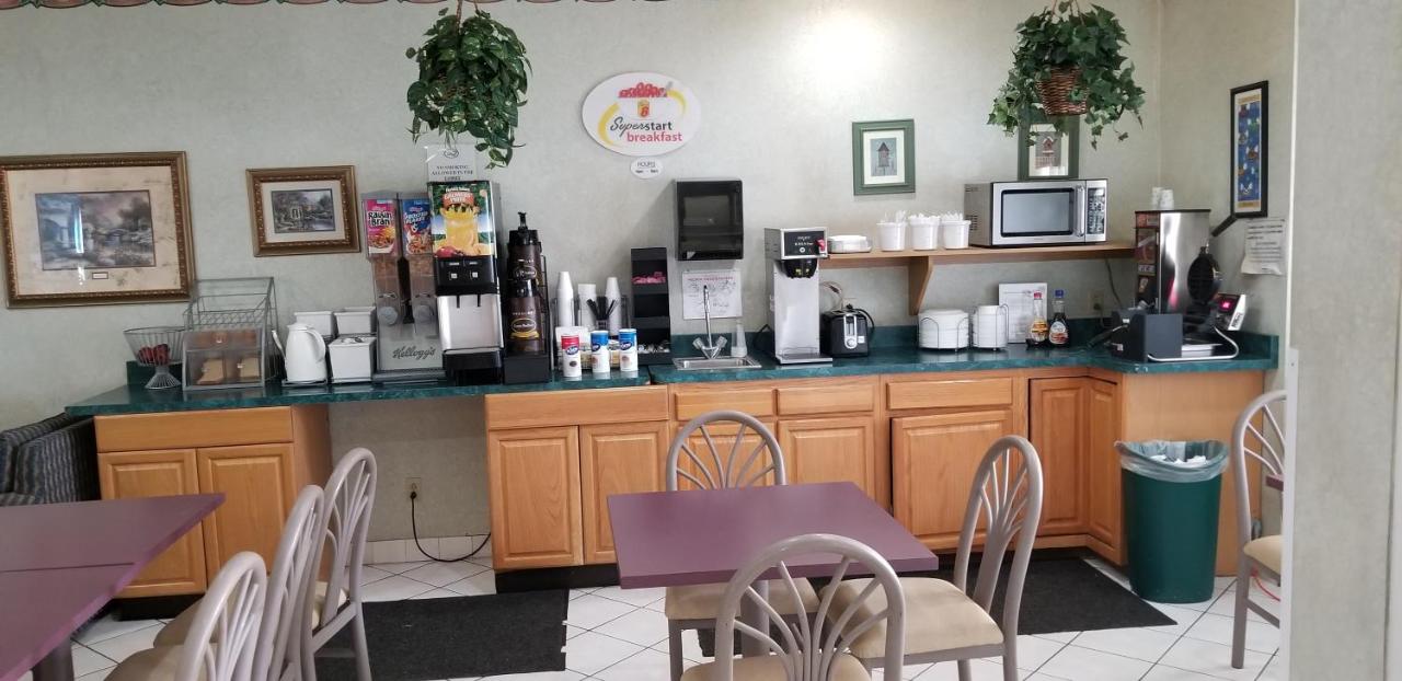 | Super 8 by Wyndham Pontoon Beach IL/St. Louis MO Area