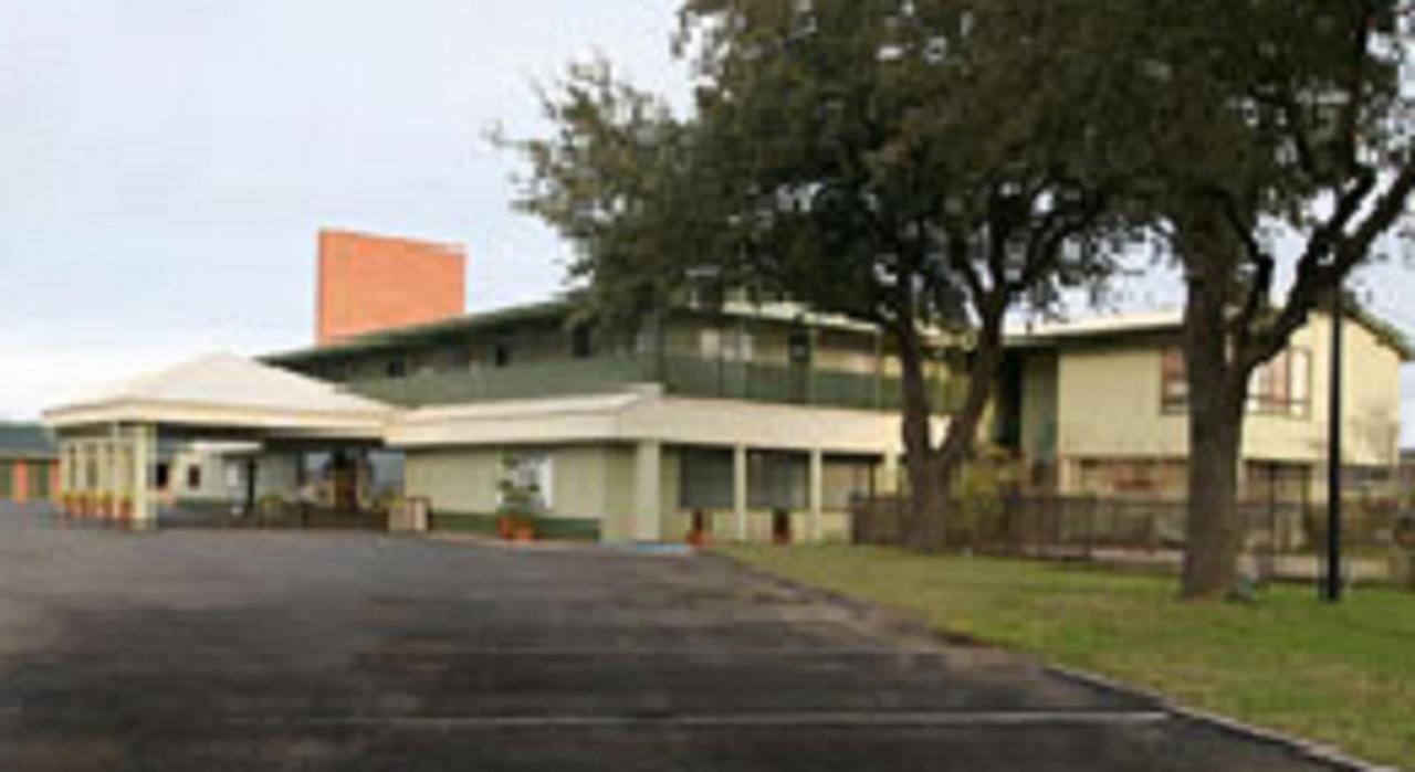  | Econo Lodge Inn & Suites