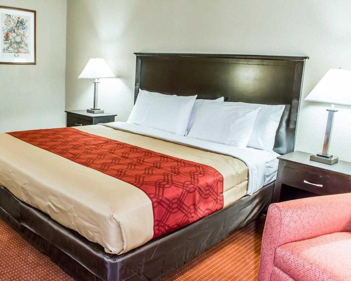 King Room - Smoking at Econo Lodge Burlington I-40