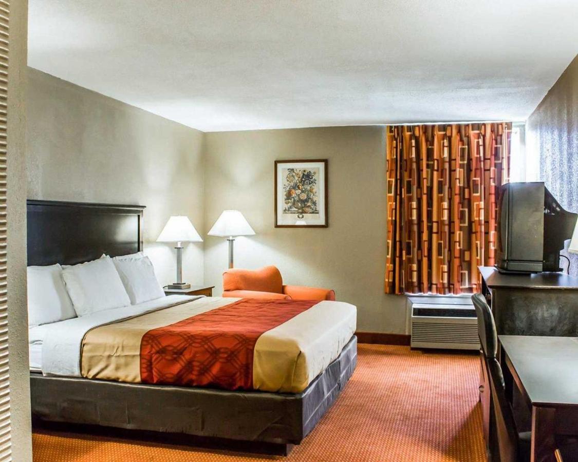 King Room - Smoking at Econo Lodge Burlington I-40