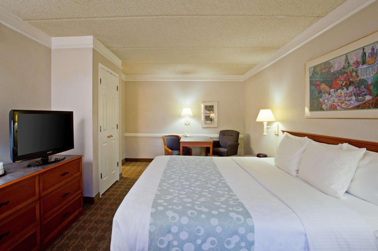 Deluxe King Room - Smoking at Super 8 by Wyndham San Bernardino