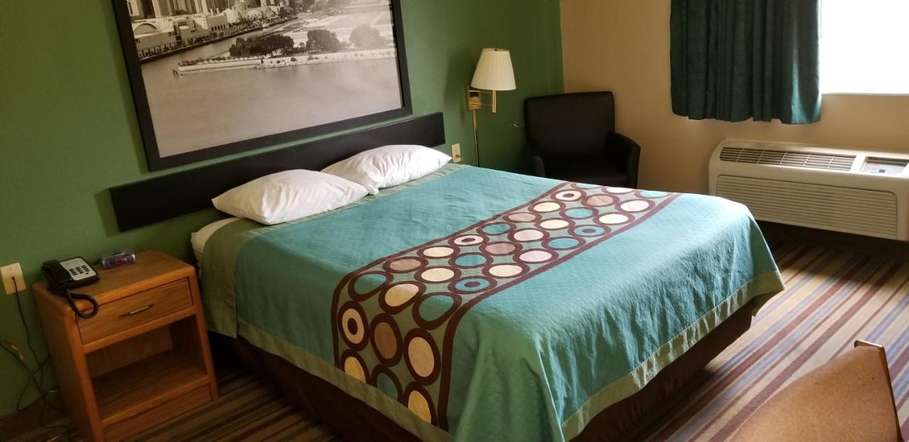 | Super 8 by Wyndham Pontoon Beach IL/St. Louis MO Area