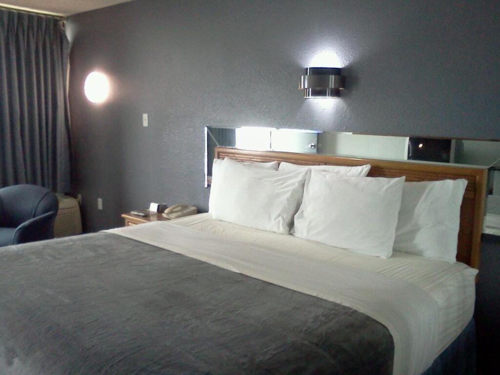 | Quail's Nest Inn & Suites