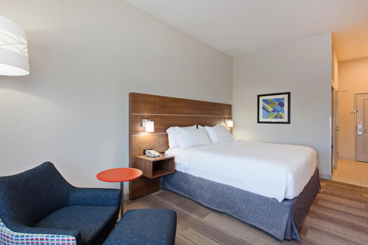  | Holiday Inn Express Hotel & Suites Corona