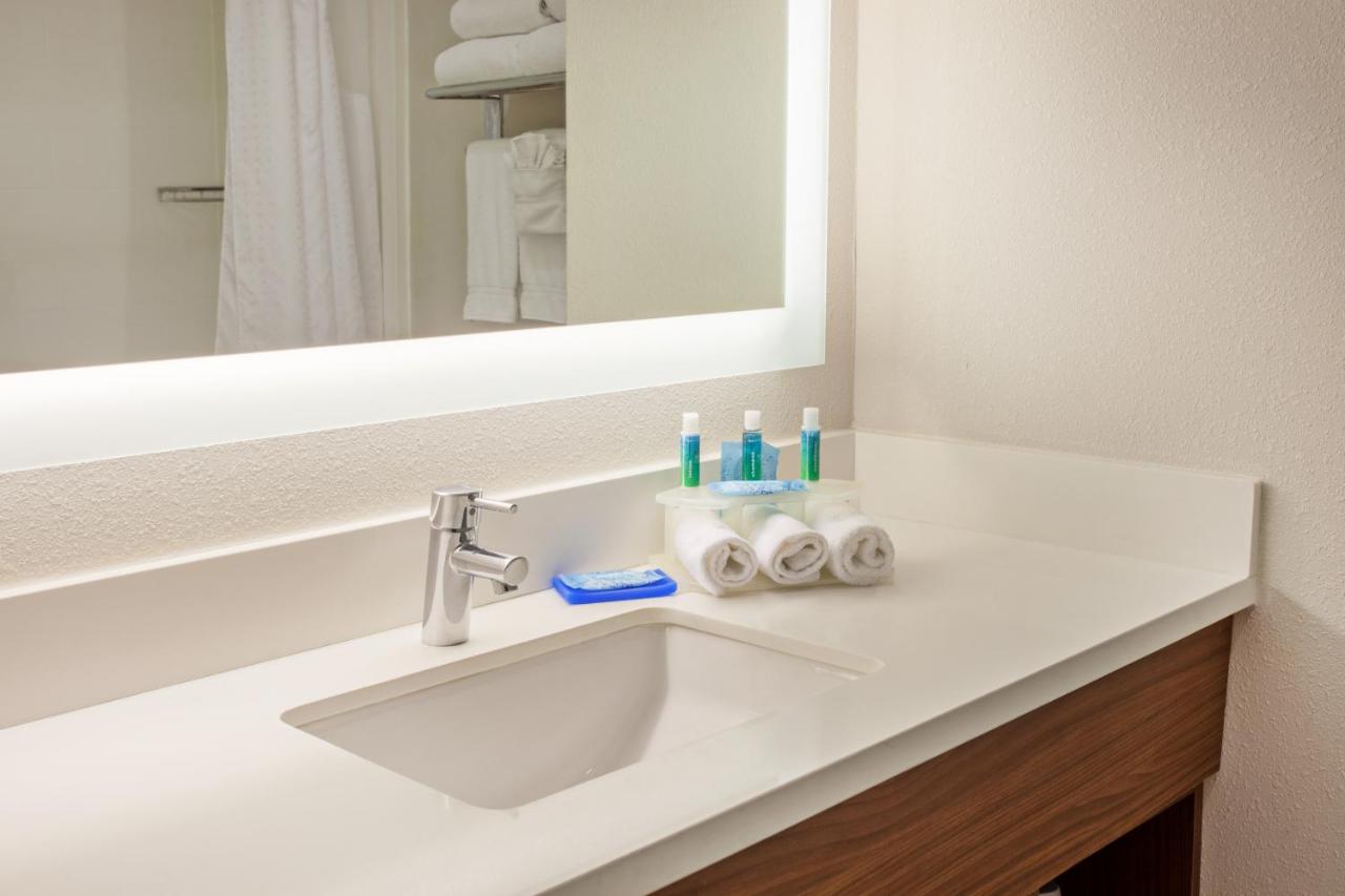 | Holiday Inn Express & Suites Corona