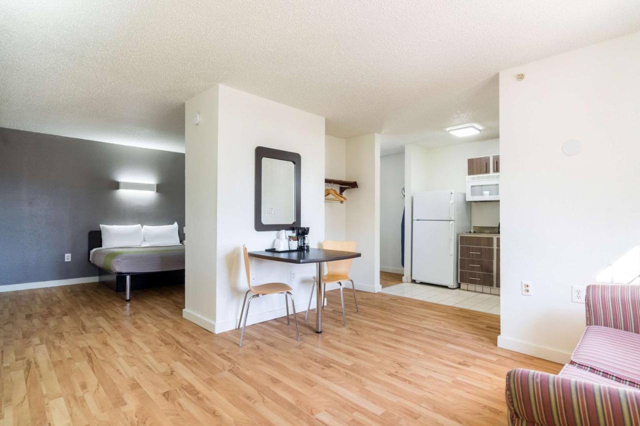 Deluxe King Room - Non-Smoking at Studio 6 Plano, TX - Dallas - Plano Medical Center