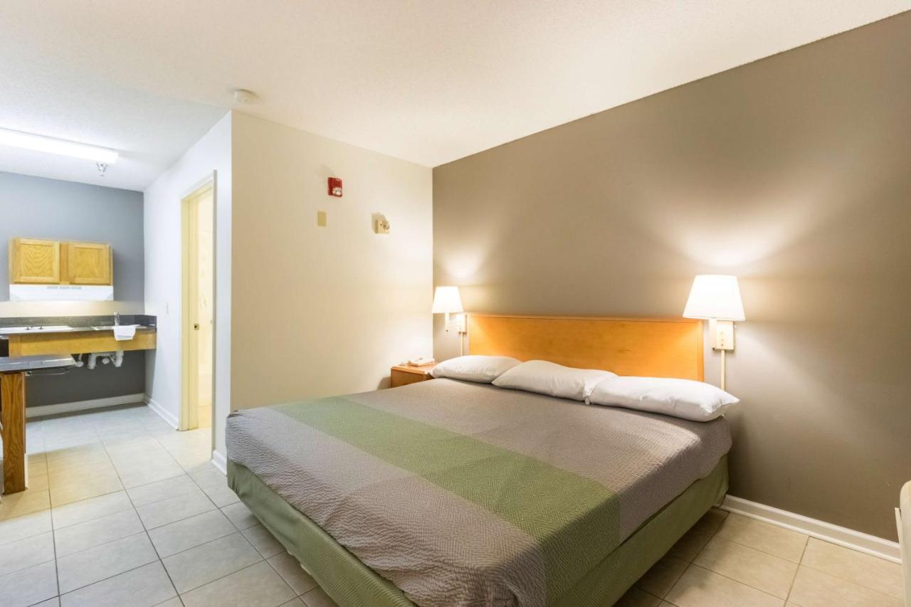 King Room - Disability Access - Non-Smoking at Studio 6 Statesboro, GA