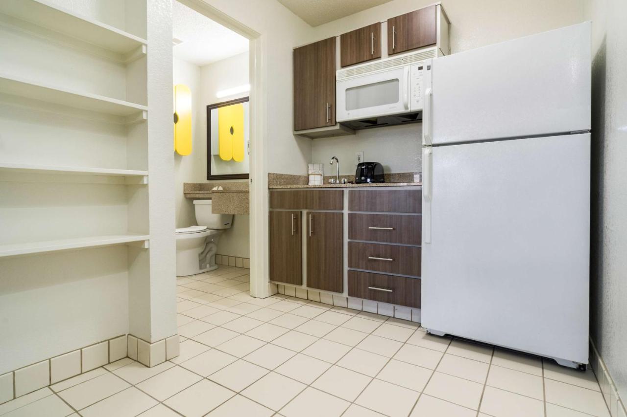 Deluxe King Room - Non-Smoking at Studio 6 Plano, TX - Dallas - Plano Medical Center